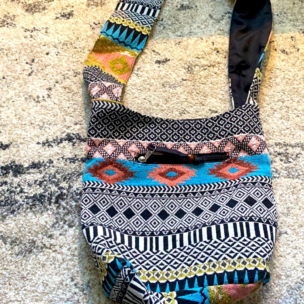 Woven shoulder bag